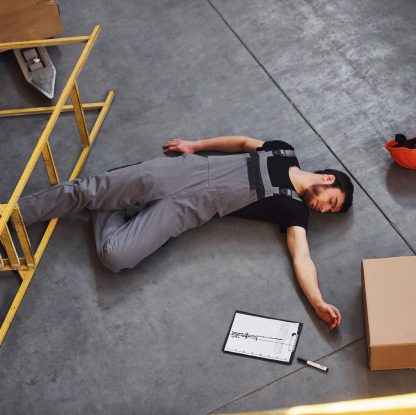 Pracownik magazynu po wypadku w magazynie