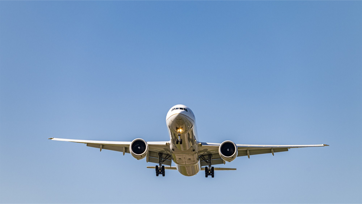 Opóźniony samolot podchodzi do lądowania