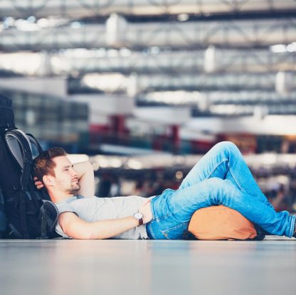 turysta oczekujący na lot na lotnisku