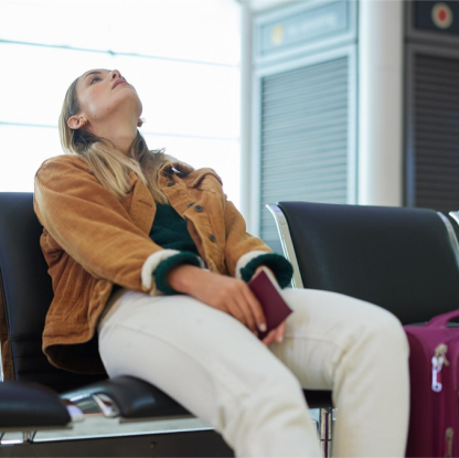 kobieta czekająca na lotnisku