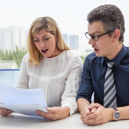 Dwie zszokowane osoby po przeczytaniu dokumentu