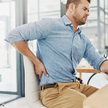 Pracownik z bólem pleców