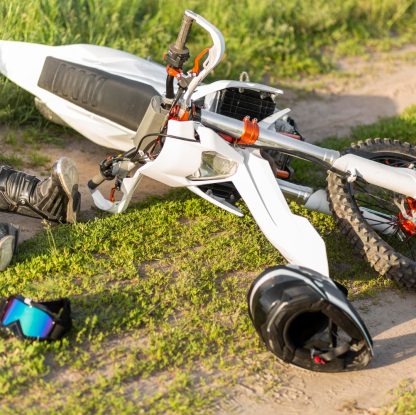 motocyk leżący na ziemi po wypadku