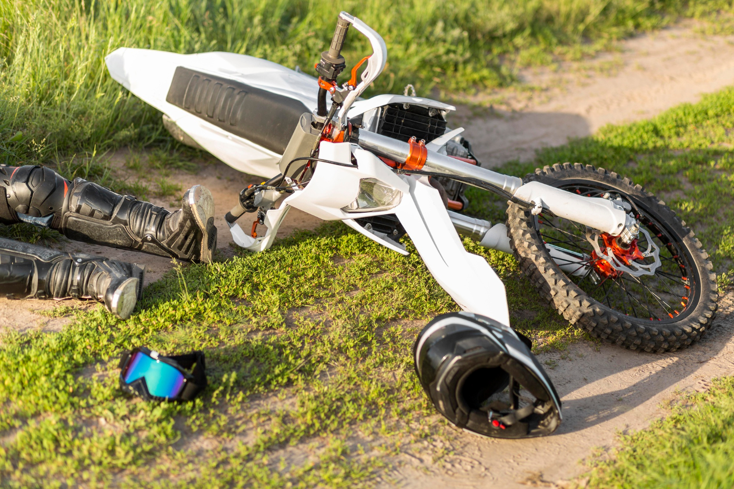 motocyk leżący na ziemi po wypadku