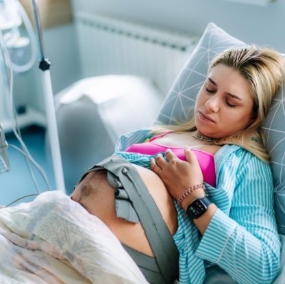 kobieta w ciąży na szpitalnym łóżku