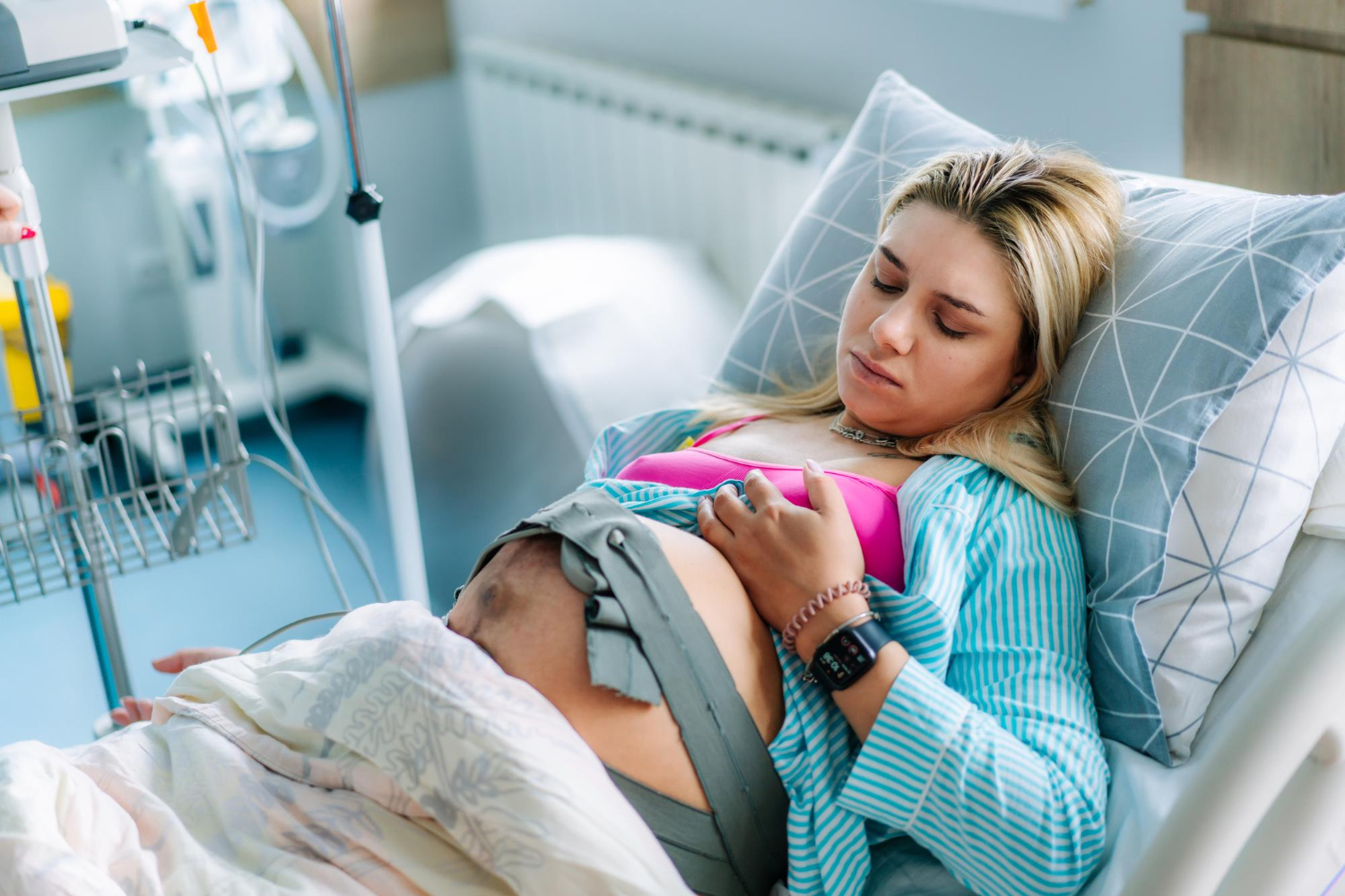 kobieta w ciąży na szpitalnym łóżku