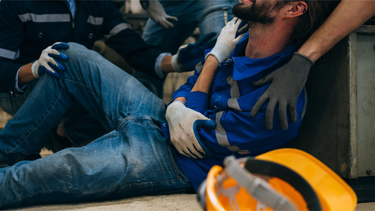 mężczyzna który uległ wypadkowi w pracy