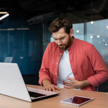 mężczyzna z bólem brzucha