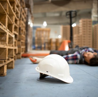 mężczyzna po wypadku w pracy